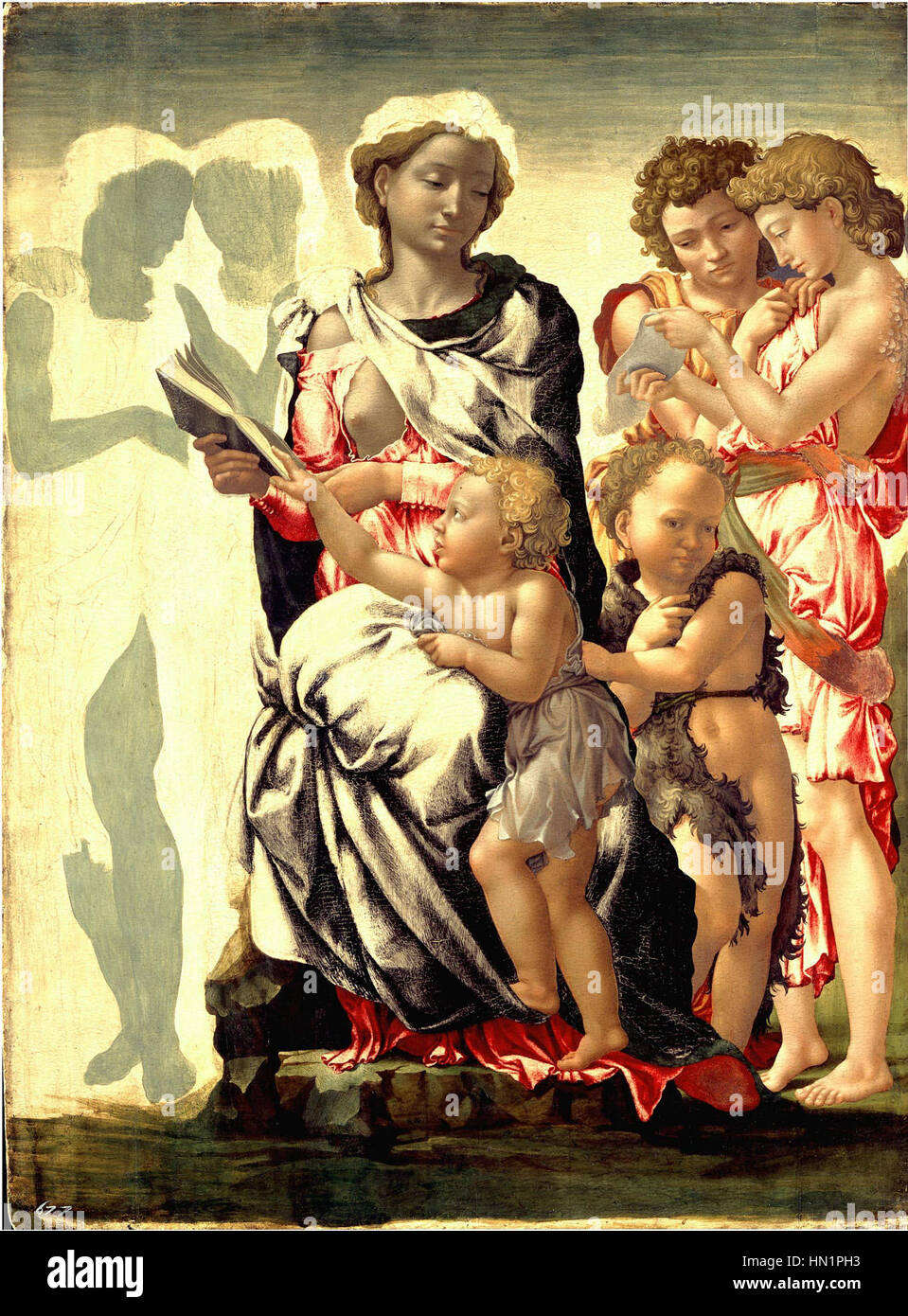 Die „Manchester Madonna“ von Michelangelo, gemalt um 1497, zeigt die Jungfrau Maria mit dem Jesuskind und dem Heiligen Johannes dem Täufer. Das Gemälde zeigt Michelangelos Beherrschung, die menschliche Form einzufangen, indem es eine dreieckige Komposition und komplizierte Details verwendet, um ein Gefühl von Wärme und Intimität zu vermitteln. Stockfoto