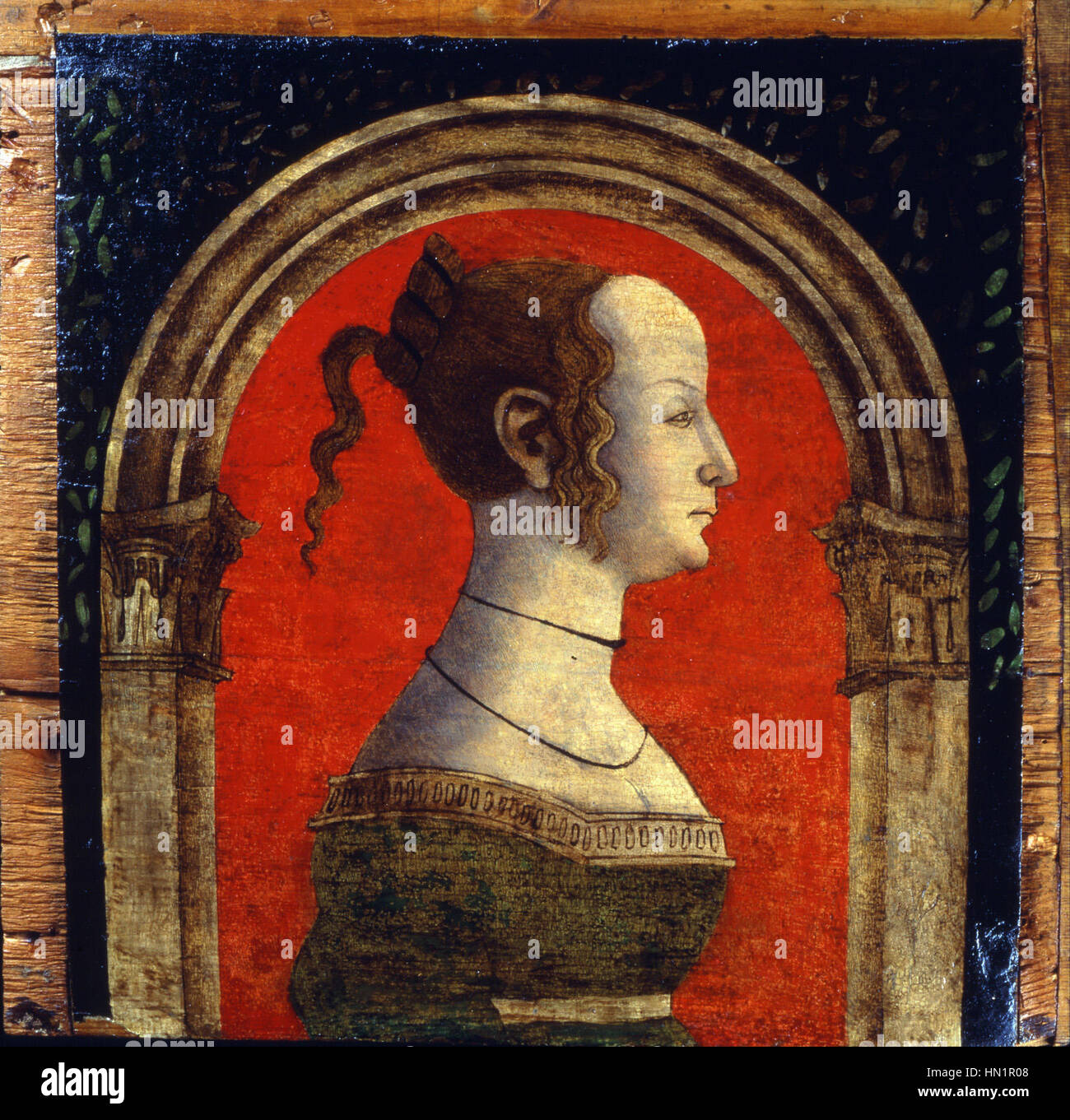 Die Deckenpaneele des langobardischen Malers zeigen ein raffiniertes Beispiel dekorativer Kunst der Renaissance. Diese Tafeln demonstrieren die geschickte Verwendung von Perspektive und kunstvollen Details, die typisch für die lombardische Kunst während der Renaissance sind. Stockfoto