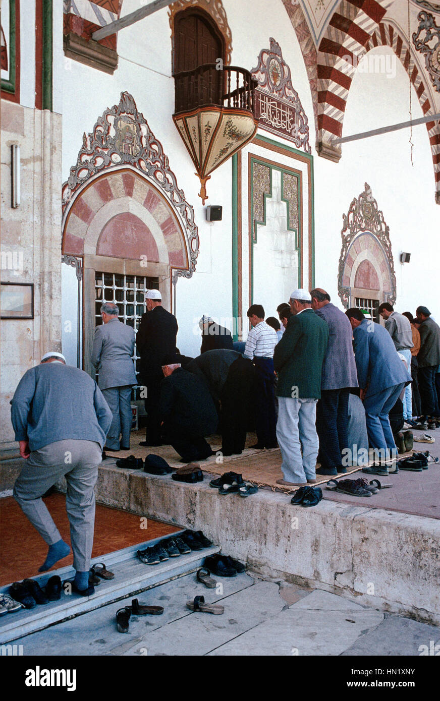 Türkische muslimische Männer beten außerhalb der Sultan-Moschee oder Hafsa Sultan-Moschee (1522) Manisa Türkei Stockfoto