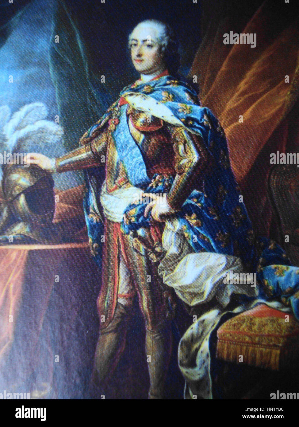 Ludwik XV., auch bekannt als Ludwig XV. Von Frankreich, war von 1715 bis 1774 König von Frankreich. Seine Herrschaft ist geprägt von kulturellem Wachstum und politischen Turbulenzen. Er wird oft in formeller Kleidung dargestellt, die die königliche würde der französischen Monarchie im 18. Jahrhundert widerspiegelt. Stockfoto