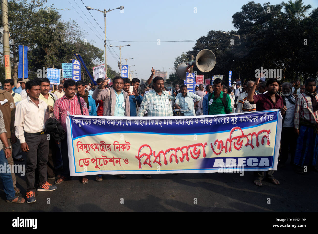 Kolkata, Indien. 7. Februar 2017. Alle Unterstützer der Bengal Strom Verbraucher Association (ABECA) organisierte eine Kundgebung im Volksmund als "Bidhan Sabha Avijan" anspruchsvolle, Stromtarife und Illegal kostenlos heute in Kalkutta fest zu reduzieren. Bildnachweis: Saikat Paul/Pacific Press/Alamy Live-Nachrichten Stockfoto
