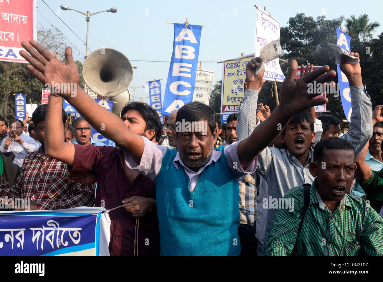 Kolkata, Indien. 7. Februar 2017. Alle Unterstützer der Bengal Strom Verbraucher Association (ABECA) organisierte eine Kundgebung im Volksmund als "Bidhan Sabha Avijan" anspruchsvolle, Stromtarife und Illegal kostenlos heute in Kalkutta fest zu reduzieren. Bildnachweis: Saikat Paul/Pacific Press/Alamy Live-Nachrichten Stockfoto