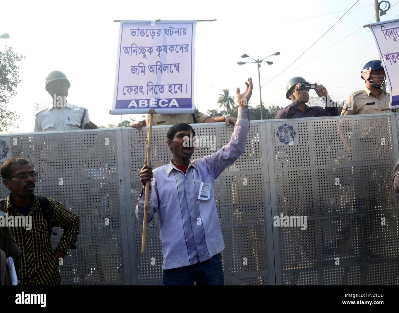 Kolkata, Indien. 7. Februar 2017. Alle Unterstützer der Bengal Strom Verbraucher Association (ABECA) organisierte eine Kundgebung im Volksmund als "Bidhan Sabha Avijan" anspruchsvolle, Stromtarife und Illegal kostenlos heute in Kalkutta fest zu reduzieren. Bildnachweis: Saikat Paul/Pacific Press/Alamy Live-Nachrichten Stockfoto