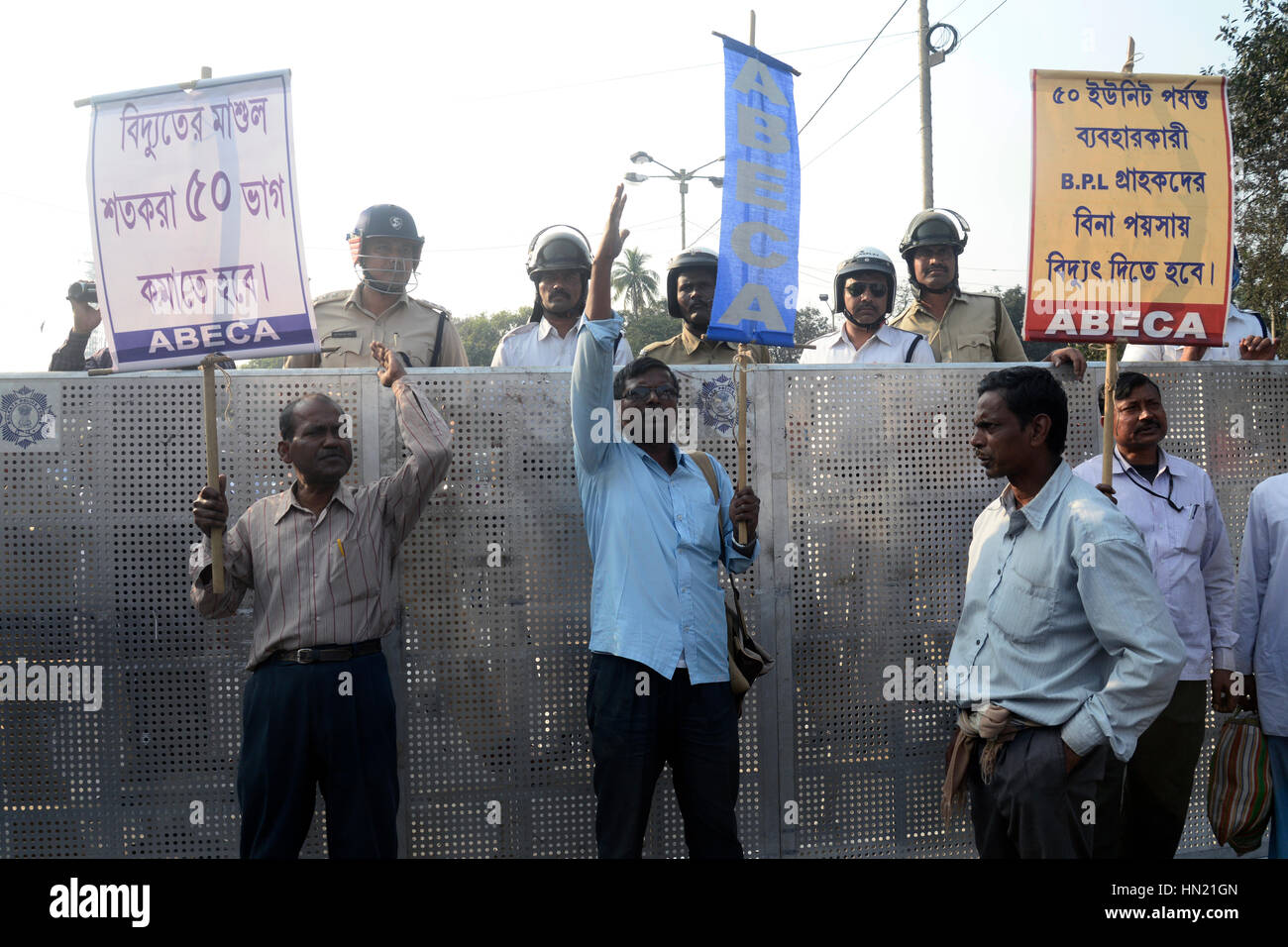 Kolkata, Indien. 7. Februar 2017. Alle Unterstützer der Bengal Strom Verbraucher Association (ABECA) organisierte eine Kundgebung im Volksmund als "Bidhan Sabha Avijan" anspruchsvolle, Stromtarife und Illegal kostenlos heute in Kalkutta fest zu reduzieren. Bildnachweis: Saikat Paul/Pacific Press/Alamy Live-Nachrichten Stockfoto