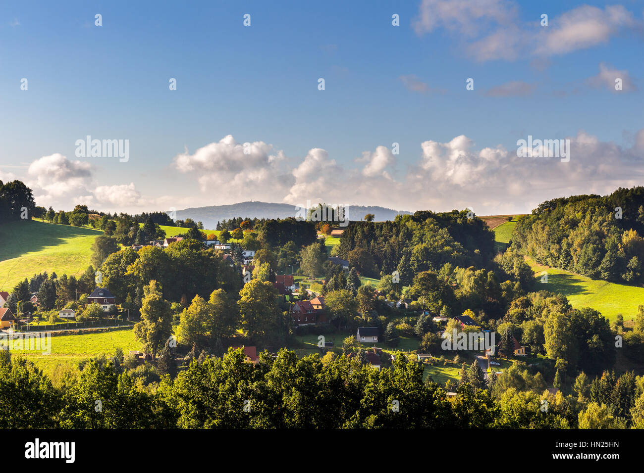 Sächsische Schweiz (Böhmische Schweiz oder Ceske Svycarsko) Wiese und Dorf an einem sonnigen Tag im Sommer Stockfoto