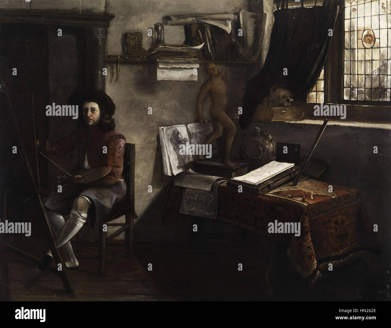 Maler in seinem Atelier ist ein niederländisches Gemälde aus dem 17. Jahrhundert, das einen Künstler in seinem Atelier zeigt. Die Szene betont den Schaffensprozess, wobei der Künstler eine Leinwand malte, umgeben von Werkzeugen und Materialien. Das Gemälde hebt das künstlerische Umfeld der Zeit und die intellektuelle Atmosphäre der Kunstwerkstätten des 17. Jahrhunderts hervor. Stockfoto