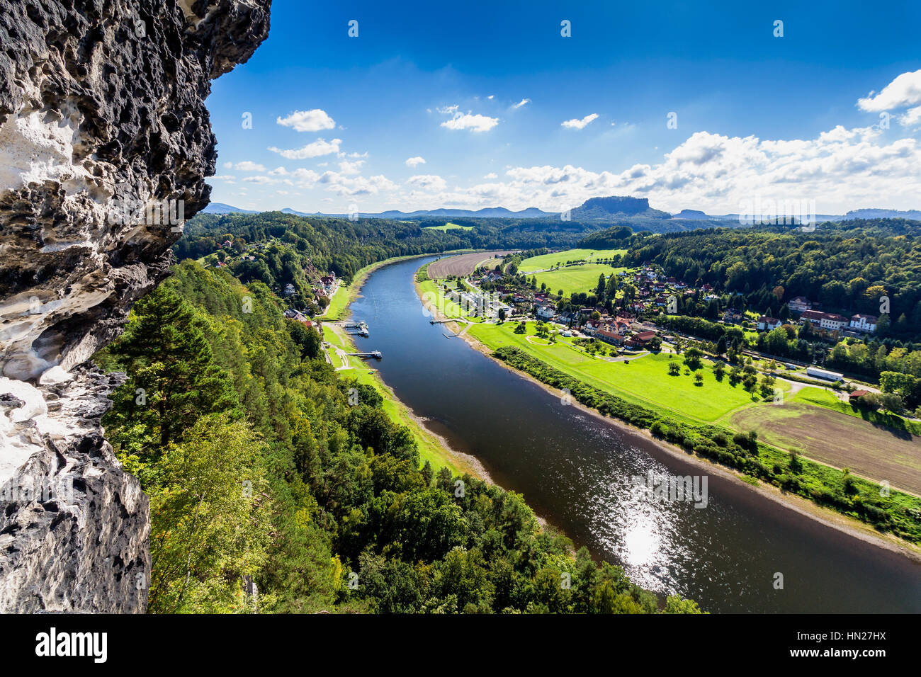 Blick aus Sicht der Bastei in der sächsischen Schweiz Deutschland auf die Stadt und den Fluss Elbe an einem sonnigen Tag Stockfoto
