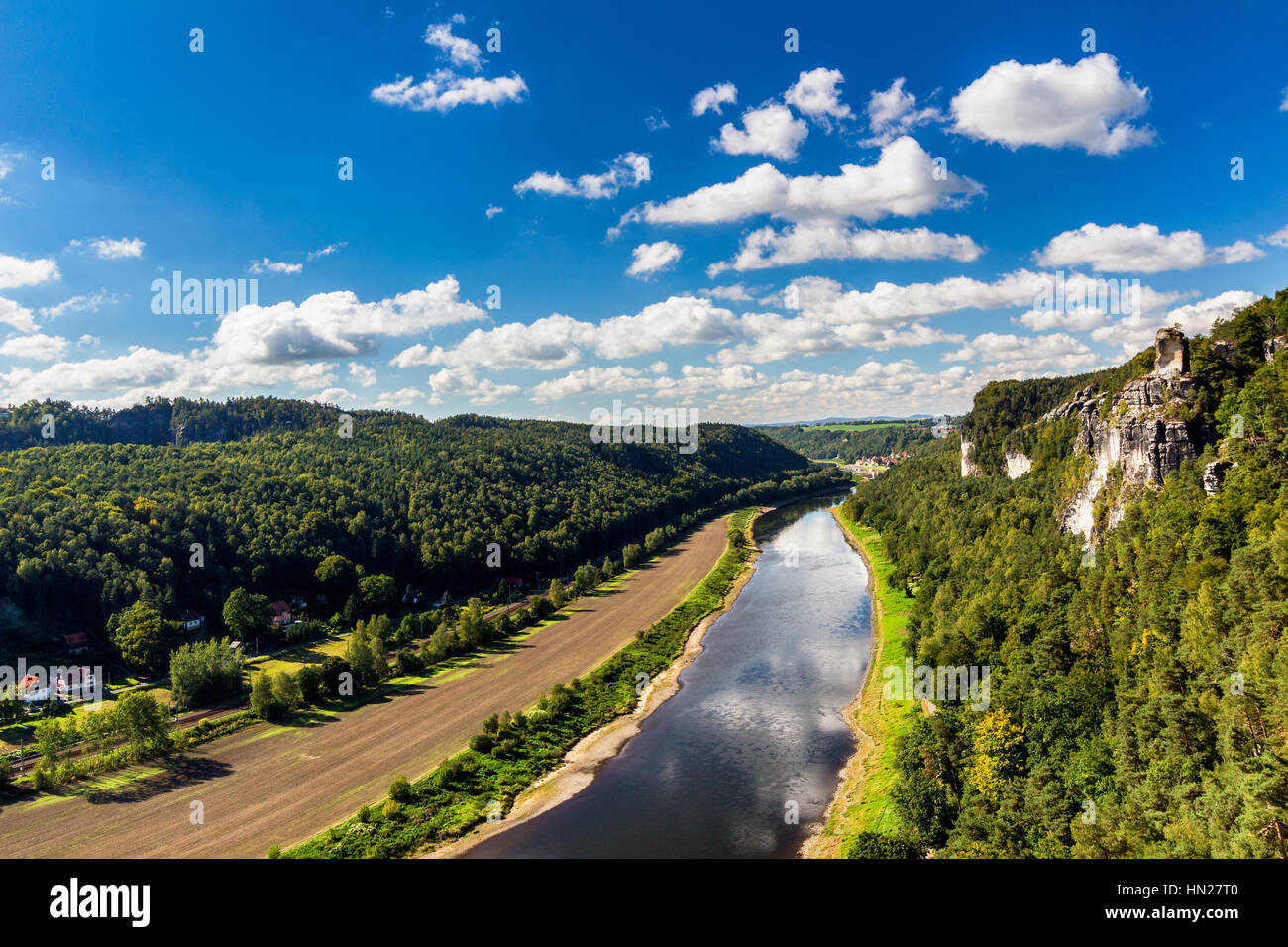 Blick aus Sicht der Bastei in der sächsischen Schweiz Deutschland auf die Stadt und den Fluss Elbe an einem sonnigen Tag Stockfoto