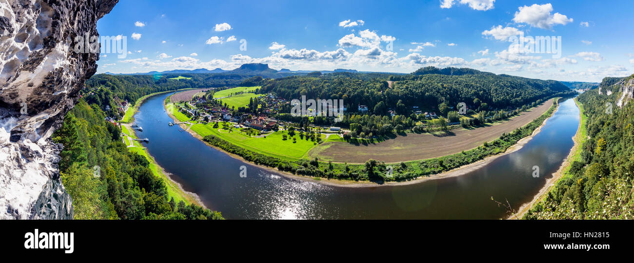 Blick aus Sicht der Bastei in der sächsischen Schweiz Deutschland auf die Stadt und den Fluss Elbe an einem sonnigen Tag Stockfoto