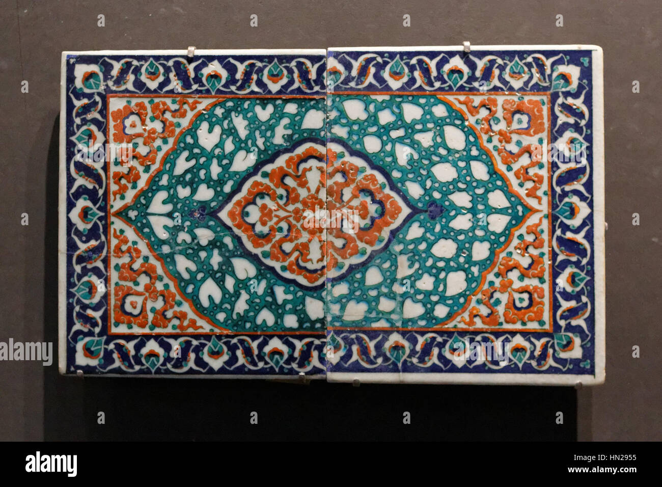 Die „Carreaux Ottomans“-Kollektion im Louvre zeigt aufwendig gestaltete Fliesen, die osmanische Kunst- und Architekturtraditionen widerspiegeln. Diese Fliesen mit ihren geometrischen Mustern und leuchtenden Farben waren ein wichtiger Teil der osmanischen dekorativen Kunst. Stockfoto