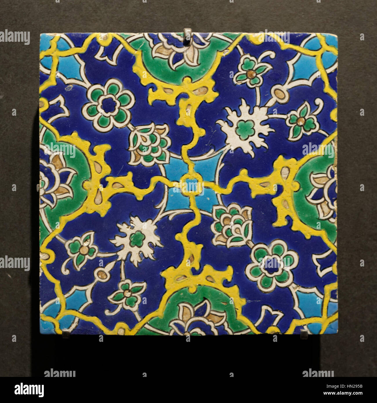 Die „Carreaux Ottomans“ bezieht sich auf eine Reihe von Fliesen oder Mustern aus der Architektur des Osmanischen Reiches, die in der Louvre-Sammlung enthalten sind. Diese Fliesen zeichnen sich durch ihre komplexen geometrischen Designs und lebendigen Farben aus, die die Kunst und das Handwerk der osmanischen Zeit widerspiegeln. Stockfoto