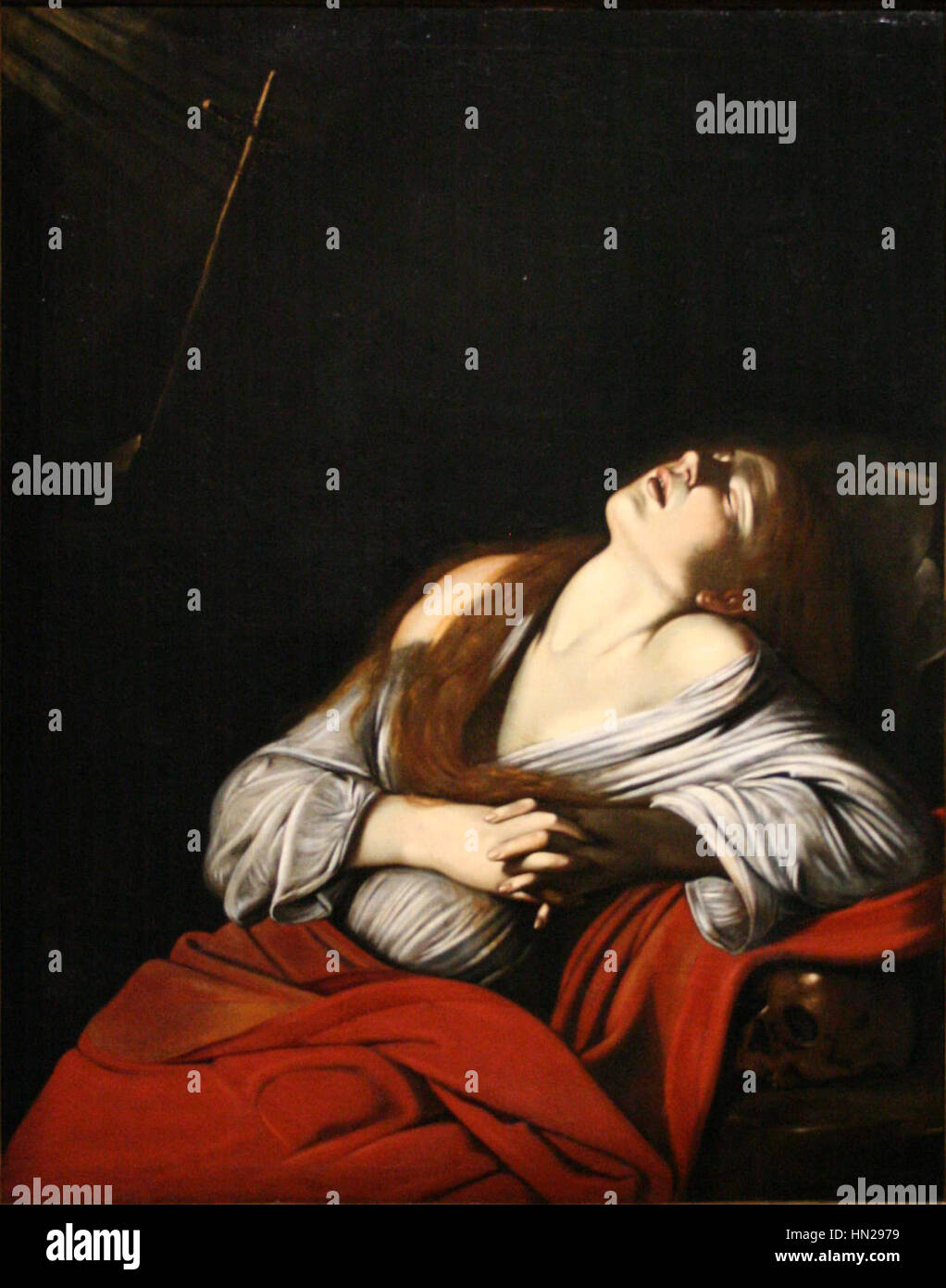 *La Madeleine en Extase* von Louis Finson ist ein barockes Gemälde, das Maria Magdalena in einem Moment spiritueller Ekstase darstellt. Das Werk unterstreicht Finsons Fähigkeiten in der Darstellung emotionaler Tiefe und religiöser Themen, die typisch für barocke religiöse Kunst sind. Stockfoto