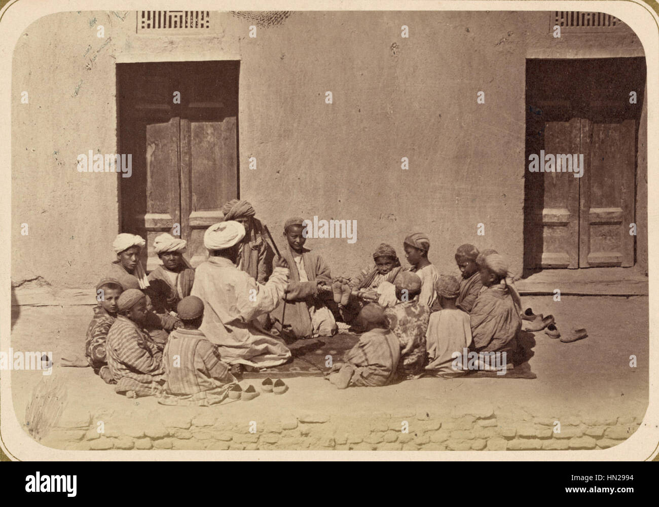 Muslim-Schule. Strafen (Anschlagen mit Rohrstock auf Handflächen oder Fußsohlen) WDL10756 Stockfoto