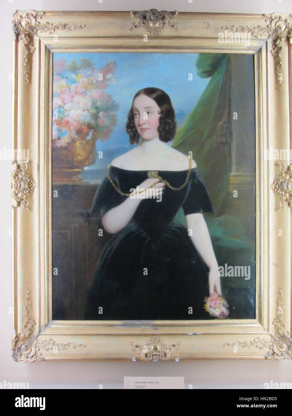 Raymond Monvoisins Porträt von Emilia Herrera Toro, das in seinem unverwechselbaren Stil aufgenommen wurde, unterstreicht die Stärke und Anmut der Figur, wobei der Schwerpunkt auf der emotionalen Tiefe und dem individuellen Charakter des Motivs liegt. Stockfoto