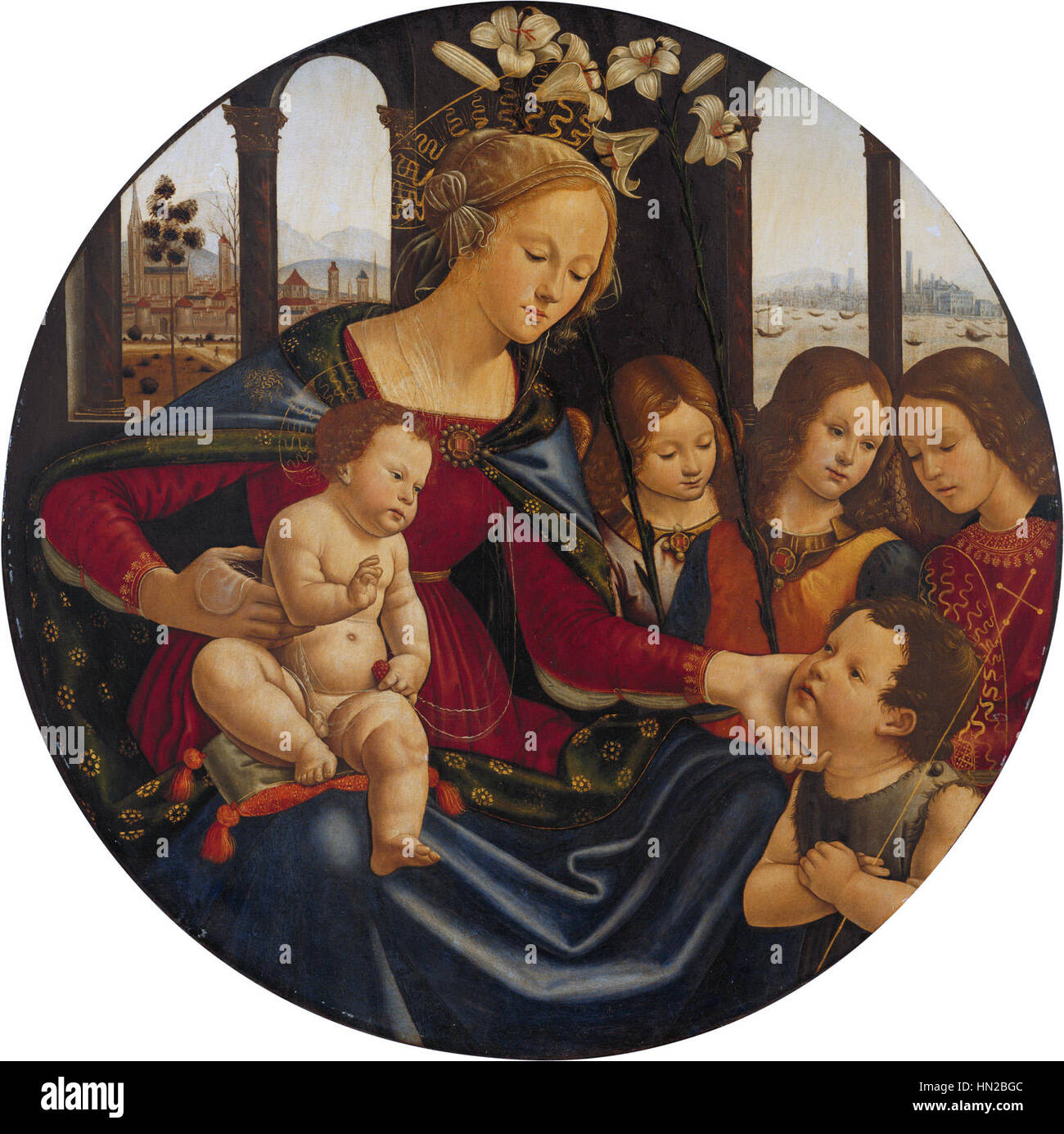 Die *Madonna und Christuskind mit dem Kleinkind Johannes dem Täufer und den drei Engeln*, die der Werkstatt von Domenico Ghirlandaio zugeschrieben werden, stellt die Heilige Familie mit zusätzlichen Engeln und dem Kleinkind Heiligen Johannes dar. Das Gemälde veranschaulicht die religiöse Kunst der Renaissance, mit Liebe zum Detail und einer ruhigen Komposition. Stockfoto