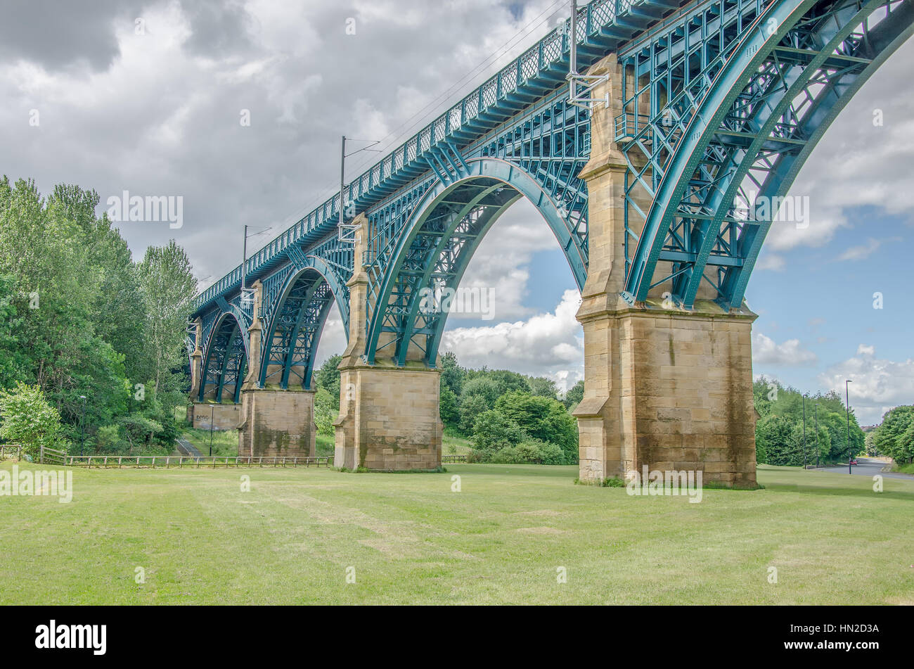 HDR-Eisenbahnbrücke Stockfoto