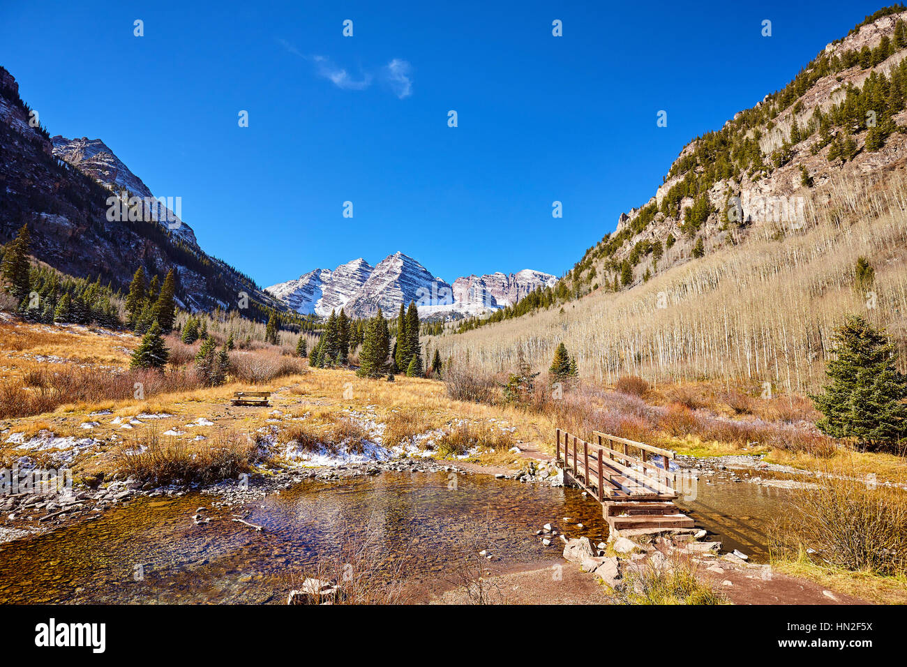 Maroon Bells Berglandschaft mit Holzbrücke, Aspen in Colorado, USA. Stockfoto