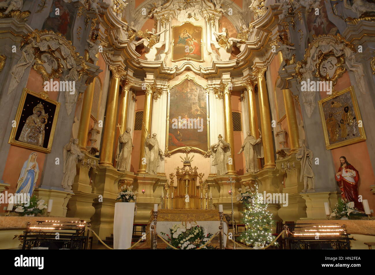 VILNIUS, Litauen - 30. Dezember 2016: The Rokoko Interieur der Kirche St. Theresa Stockfoto