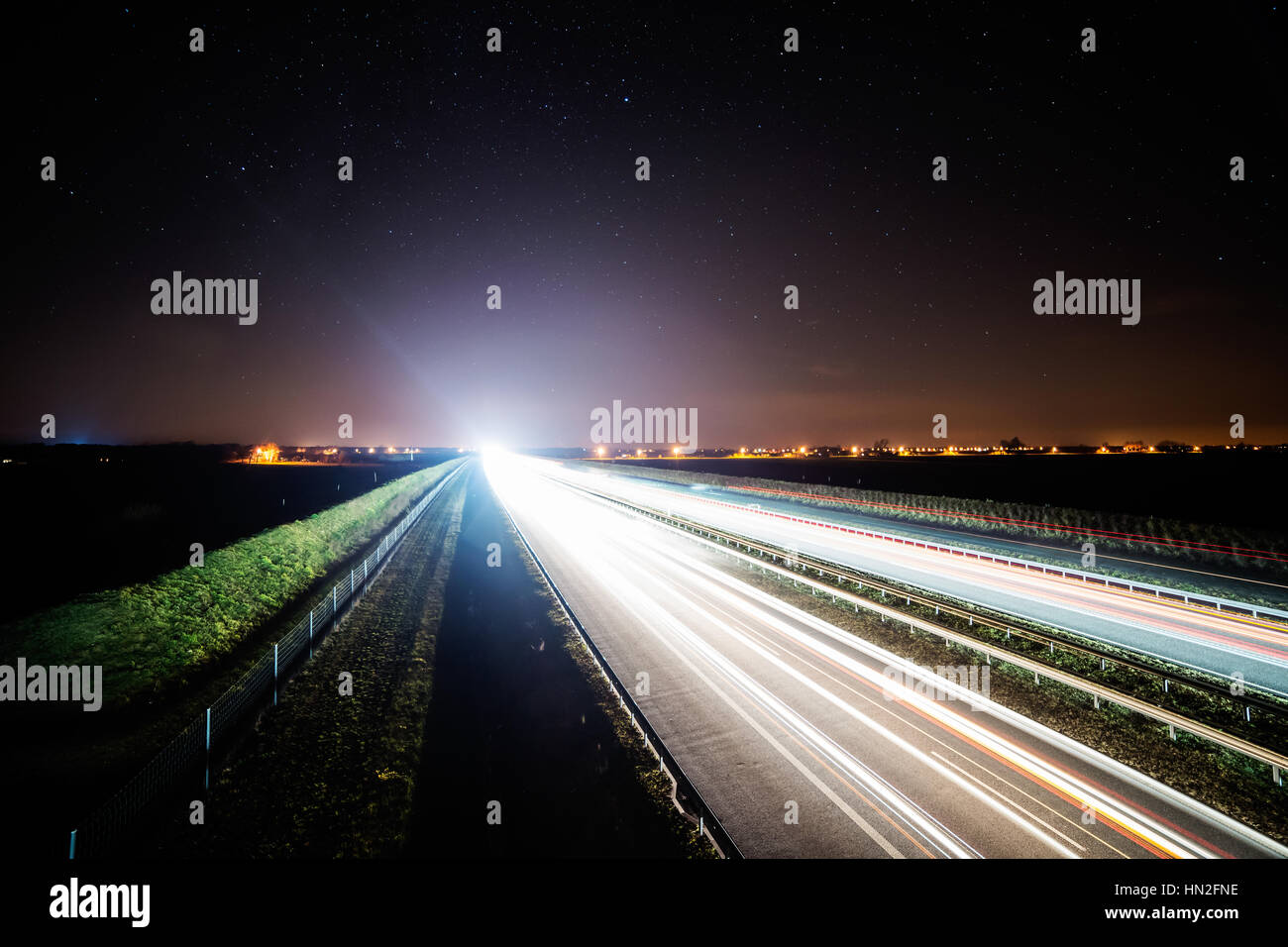 Autobahn bei Nacht, sternenklaren Himmel. leichte Fahrzeuge Stockfoto