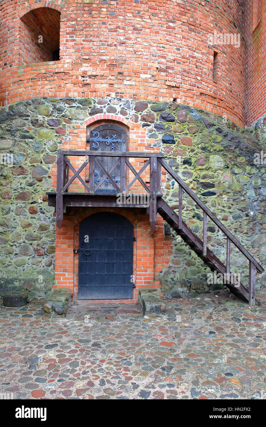 TRAKAI, Litauen - 1. Januar 2017: Trakai Burg auf einer Insel des Sees Galve in der Nähe von Vilnius - Innenhof und hölzerne walkays Stockfoto