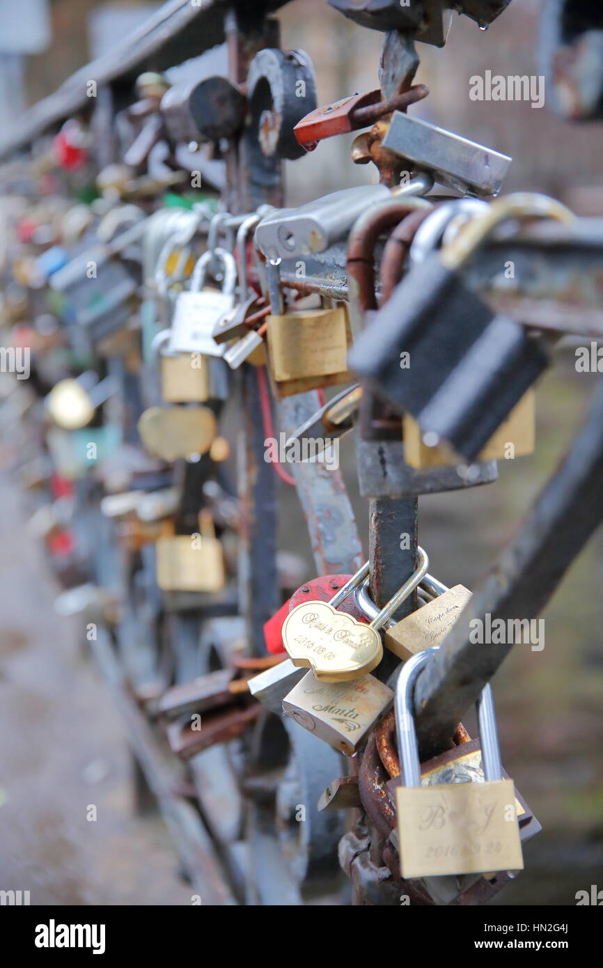 VILNIUS, Litauen - 2. Januar 2017: Liebe Vorhängeschlösser auf einer Brücke über den Fluss Vilnia in Uzupis Stockfoto