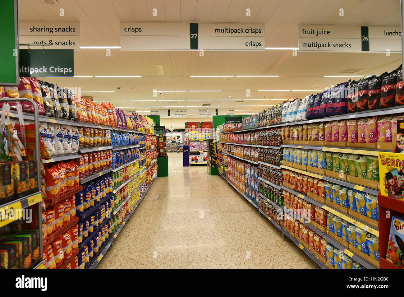 Supermarkt-Gang mit Chips UK Stockfoto