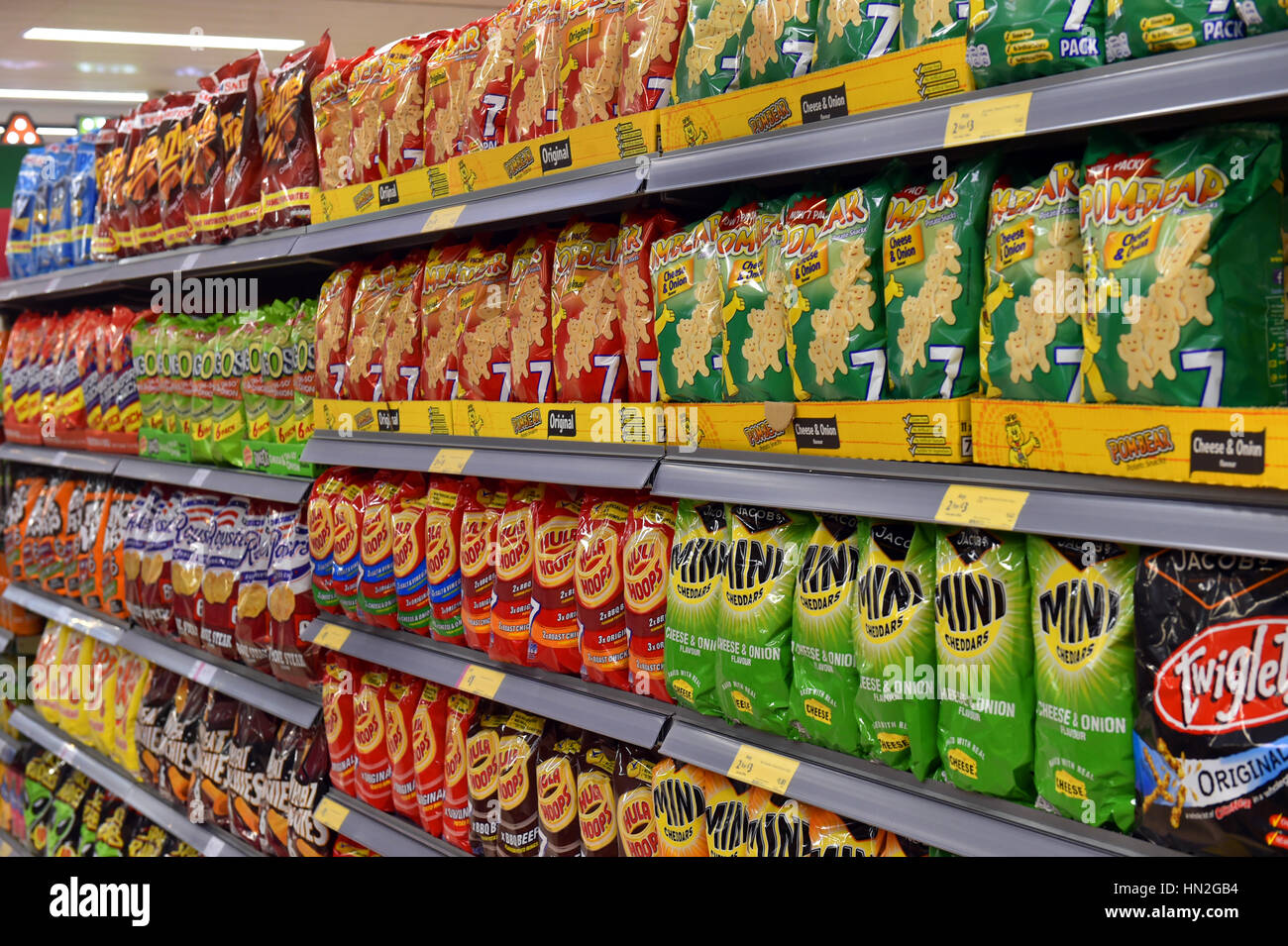 Chips auf einem Supermarktregal UK Stockfoto