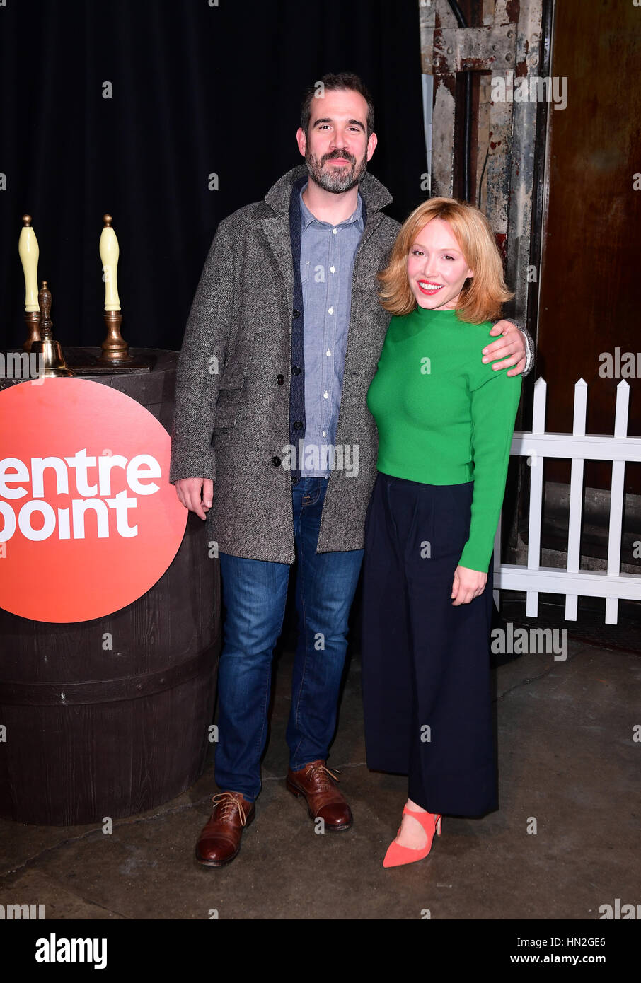 Dr. Xand Van Tulleken und Daisy Lewis Besuch Centrepoints ultimative Pub Quiz Spendenaktion 2017 auf Village Underground in Shoreditch, London statt. Erlös aus der Veranstaltung hilft obdachlosen Jugendlichen einen sicheren Ort zu bleiben, sowie wichtige Unterstützung bei der Verbesserung ihrer psychischen und physischen Gesundheit und eine Route in Ausbildung oder Arbeit zu finden. Stockfoto