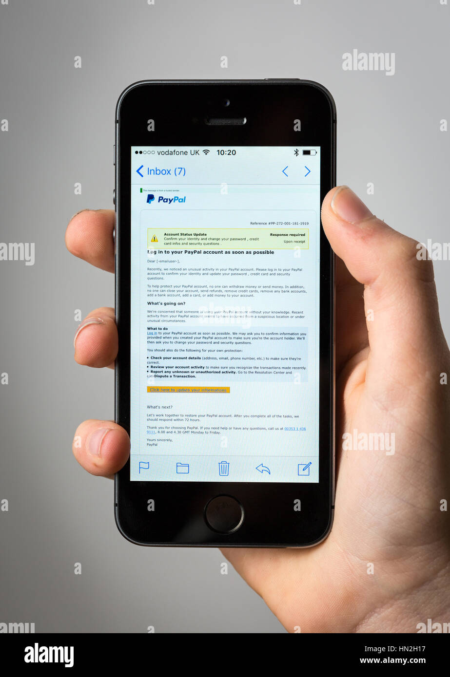 Eine Phishing-Betrug per e-Mail angeblich von Paypal auf dem Handy Stockfoto