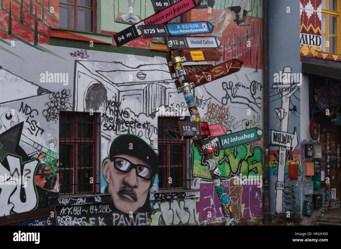 Die Fassade eines Gebäudes in Metelkova Mesto, ein urbanes hocken und autonome soziale Zentrum in einer ehemaligen Militärbasis im Zentrum von Ljubljana, Slowenien. Stockfoto