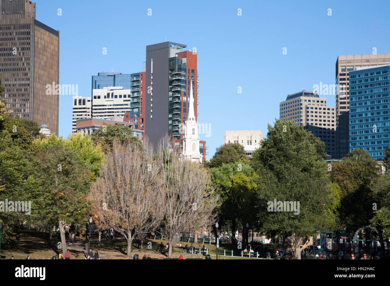 Die Turmspitze des The Park St Kirche betrachtet aus Boston Public Garden Boston Massachusetts USA Stockfoto Die Turmspitze des The Park St Kirche betrachtet aus Boston Public Garden Boston Massachusetts USA Stockfoto