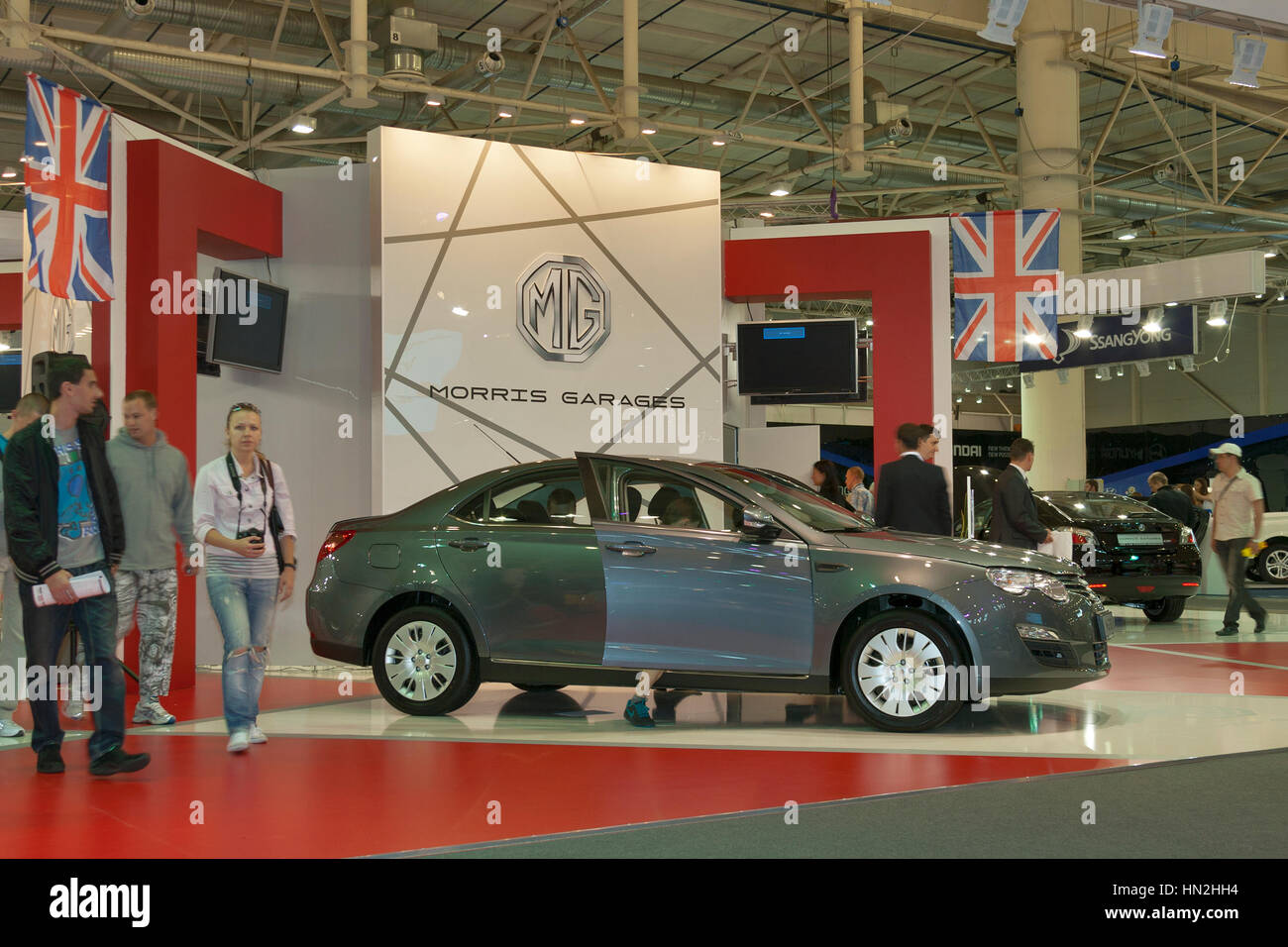 Kiew, UKRAINE - 25 Mai: Besucher Besuch Stand von Morris Garagen Großbritannien Unternehmen mit Automodell MG 550 auf dem Display an der 20te Kiew International SIA 201 Stockfoto