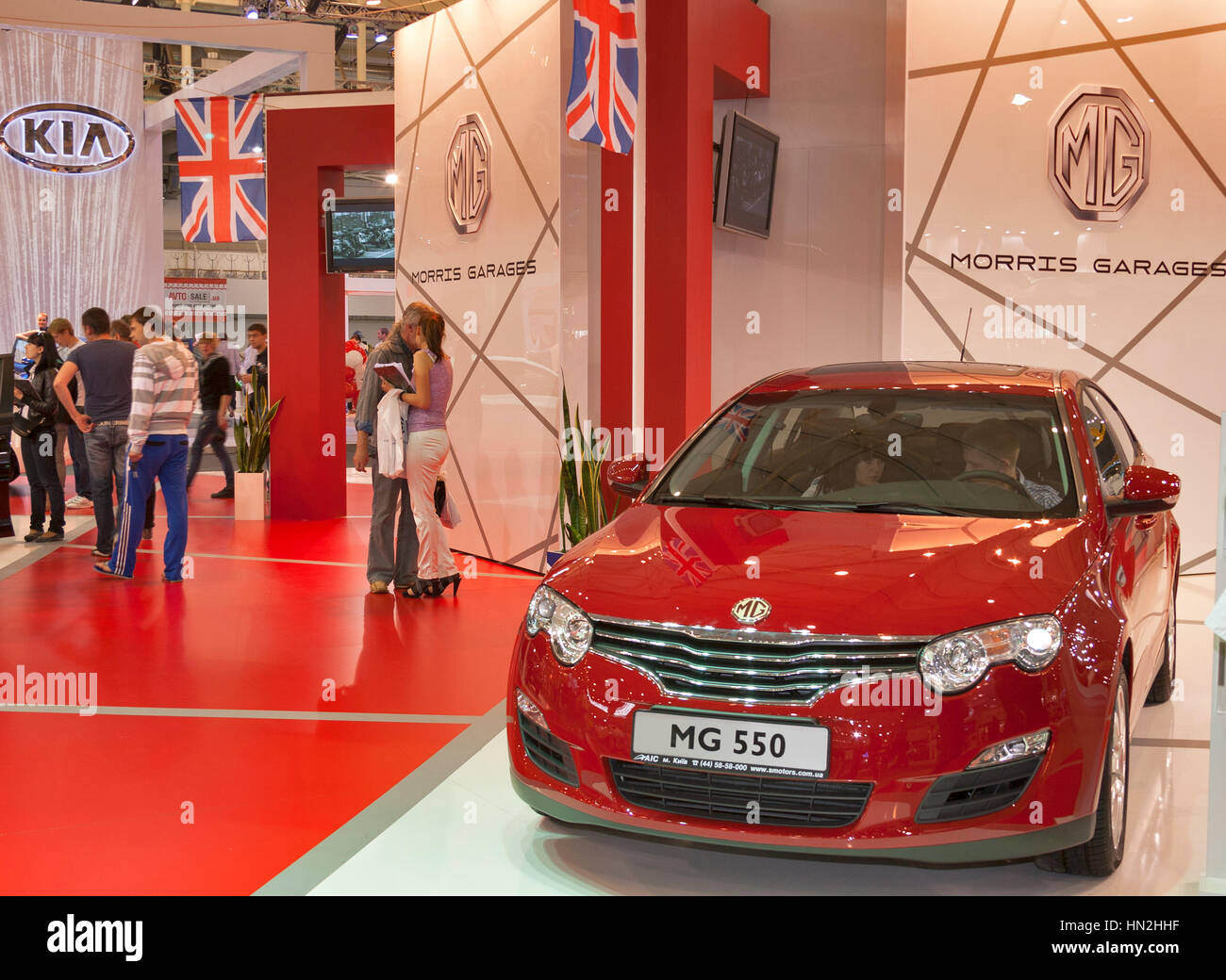 Kiew, UKRAINE - 25 Mai: Besucher Besuch Stand von Morris Garagen Großbritannien Unternehmen mit Automodell MG 550 auf dem Display an der 20te Kiew International SIA 201 Stockfoto