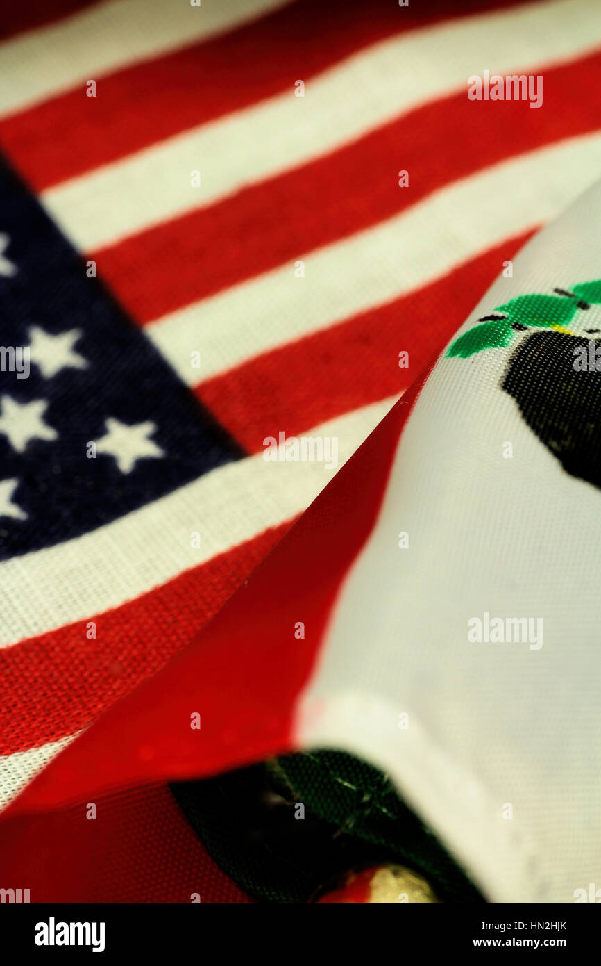 amerikanische Flagge und mexikanische Flagge gehen in Schlacht Amerika und Mexiko geteilt / geteilt, dass wir stehen. Stockfoto