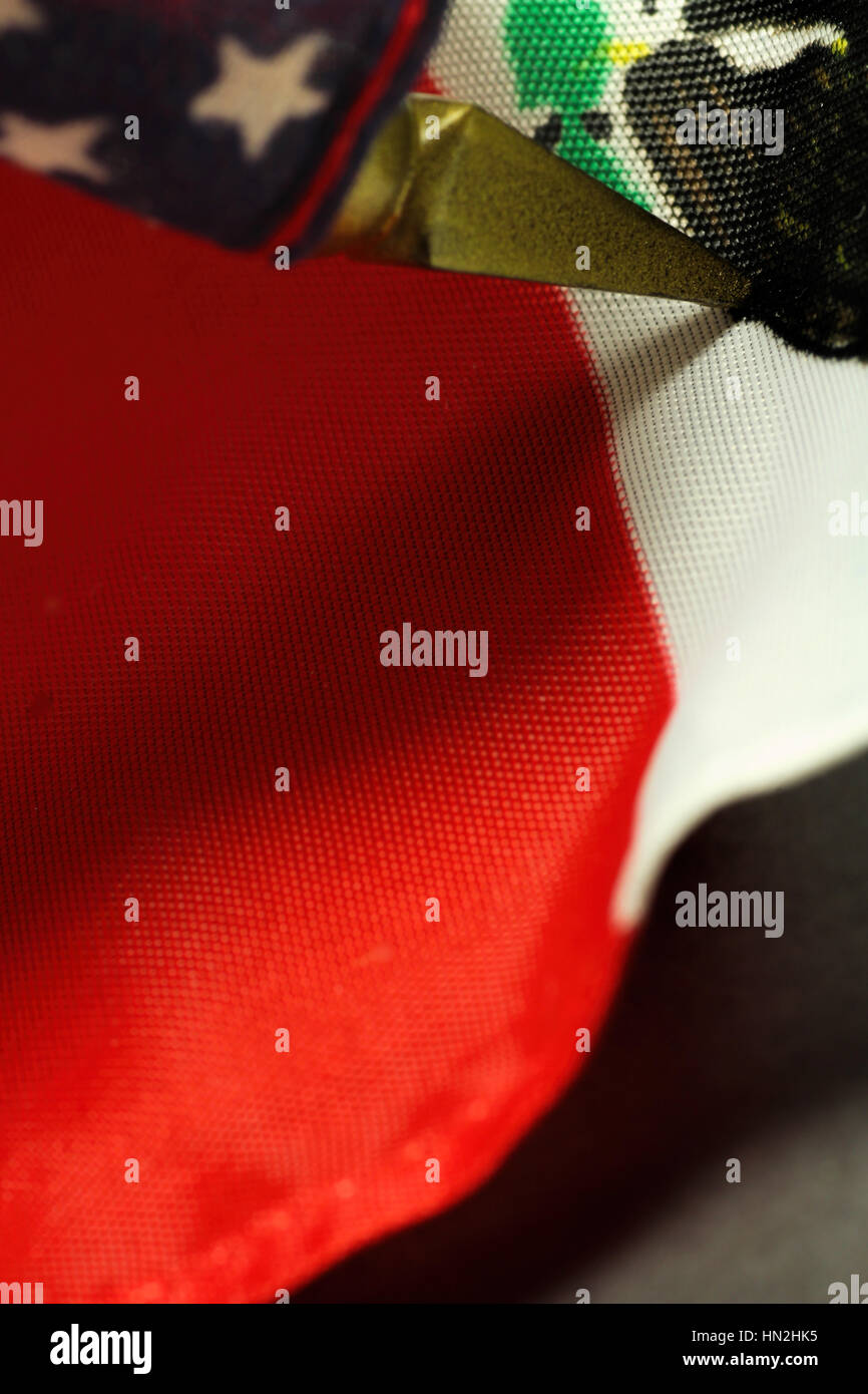 amerikanische Flagge und mexikanische Flagge gehen in Schlacht Amerika und Mexiko geteilt / geteilt, dass wir stehen. Stockfoto