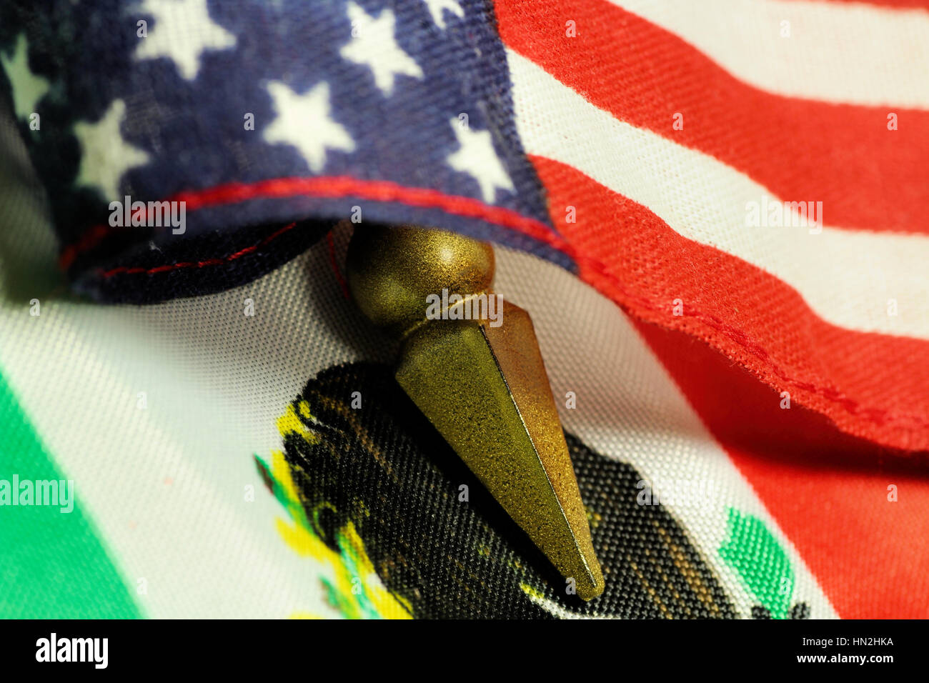 amerikanische Flagge und mexikanische Flagge gehen in Schlacht Amerika und Mexiko geteilt / geteilt, dass wir stehen. Stockfoto