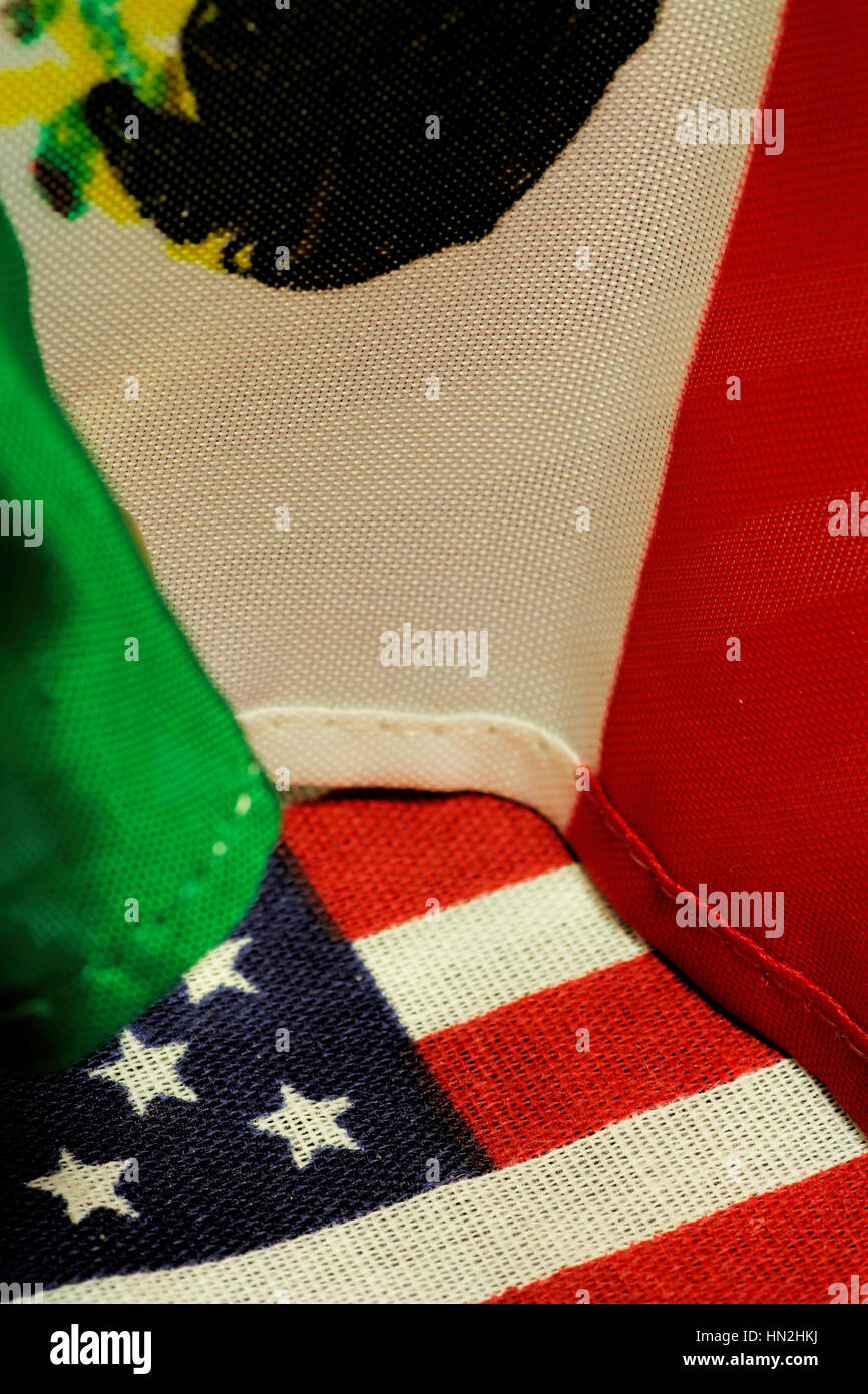amerikanische Flagge und mexikanische Flagge gehen in Schlacht Amerika und Mexiko geteilt / geteilt, dass wir stehen. Stockfoto