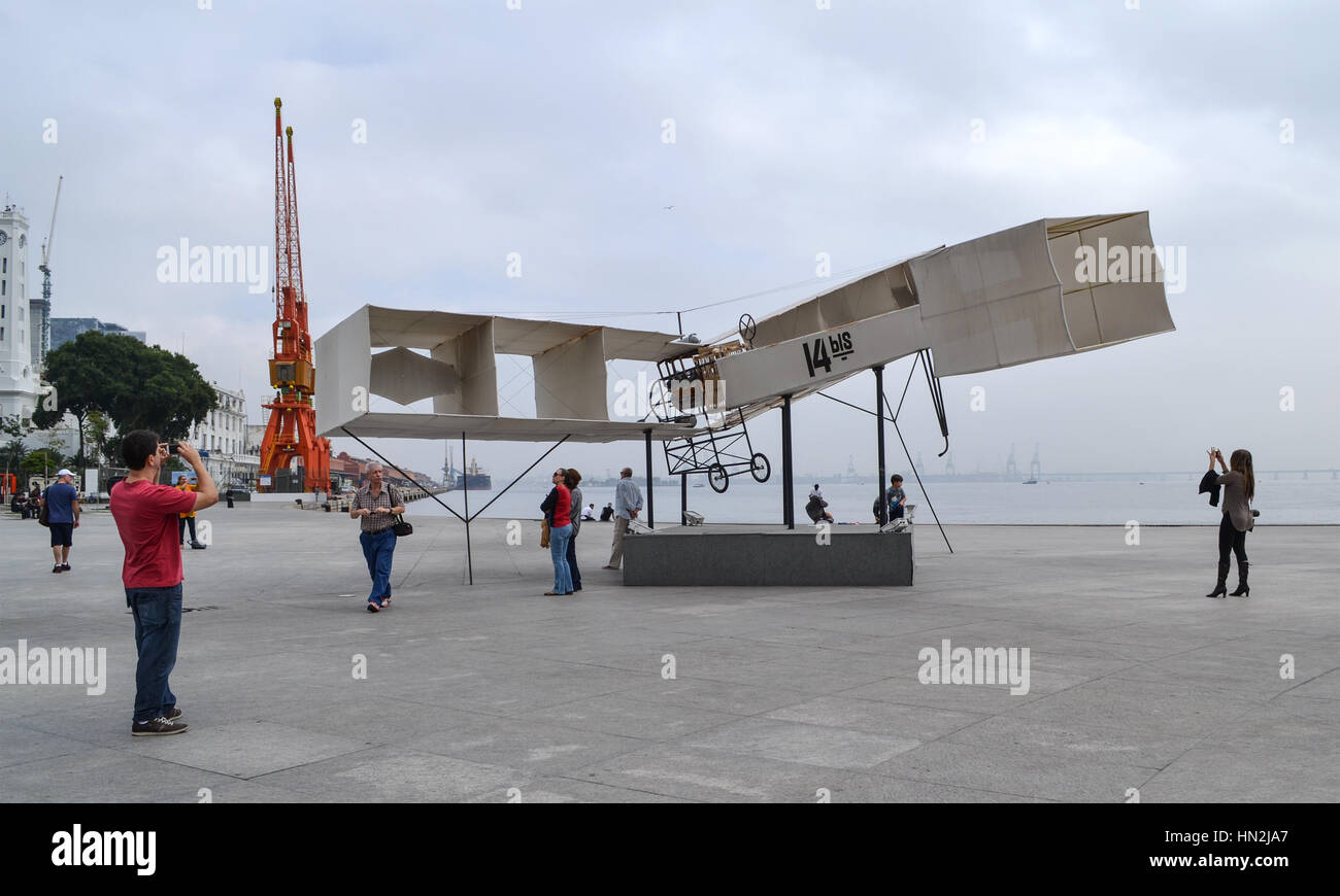 Rio De Janeiro, Brasilien, 1. Juli 2016. Touristen genießen die Bis 14 Replik auf die öffentliche Promenade neben dem Museum von morgen an einem bewölkten Tag Stockfoto