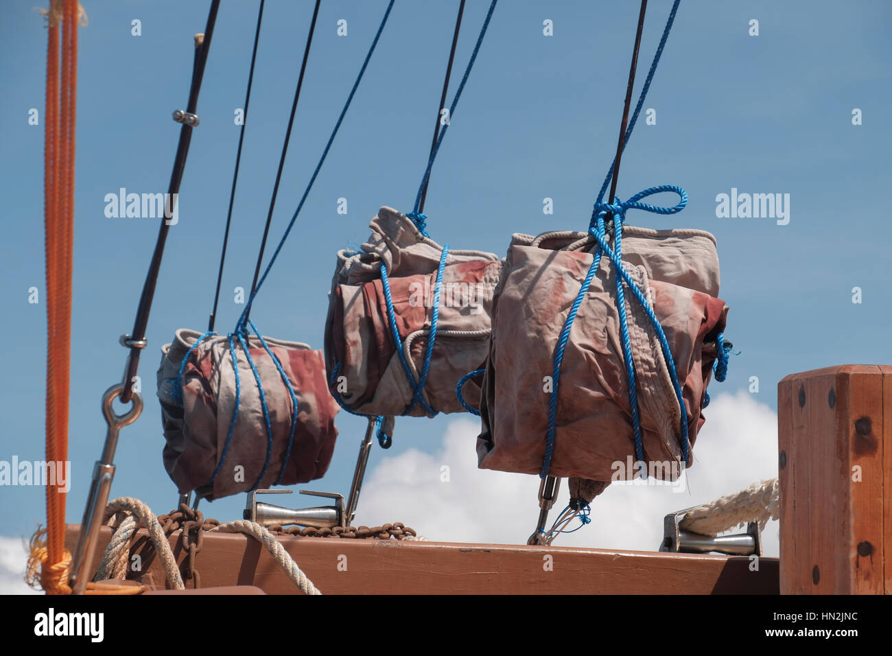 Phinisi. Das traditionelle Holz Schiff aus Indonesien. Phinisi auf Komodo Nationalpark See kann gemietet werden, mit einer Belastung von ca. 8-10 Passagiere reisen. Stockfoto