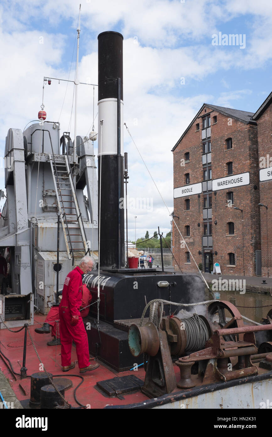 Freiwillige Arbeit auf einem historischen Dampf-Bagger in Gloucester Docks, England Stockfoto