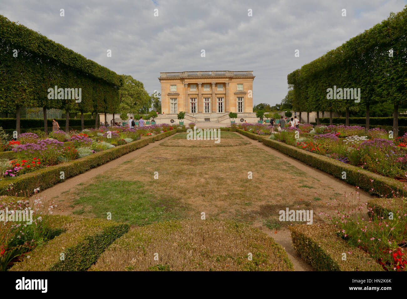 Petit Trianon Versailles, Frankreich. Von Ange-Jacques Gabriel für Louis XV erbaut, erschossen 1762 - vorne Nord mit Gärten - August 2015 Stockfoto