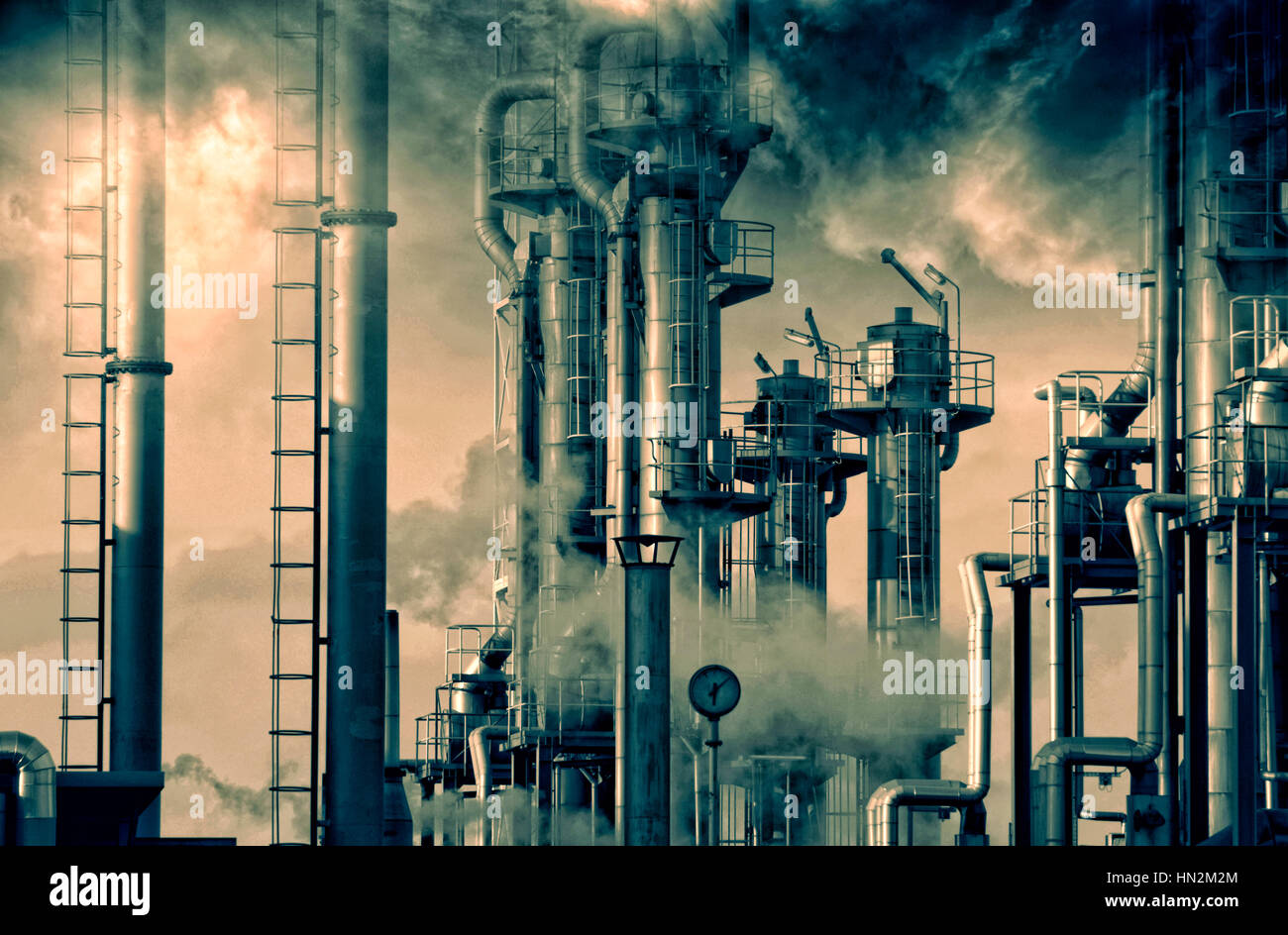 Öl-Raffinerie mit Rauch und Schornsteinen. Stockfoto