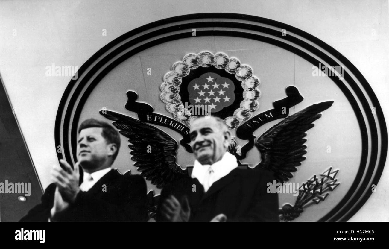 Präsident John Kennedy und Vizepräsident Johnson während der Parade vor dem weißen Haus 20. Januar 1961 USA National archives. Washington Stockfoto