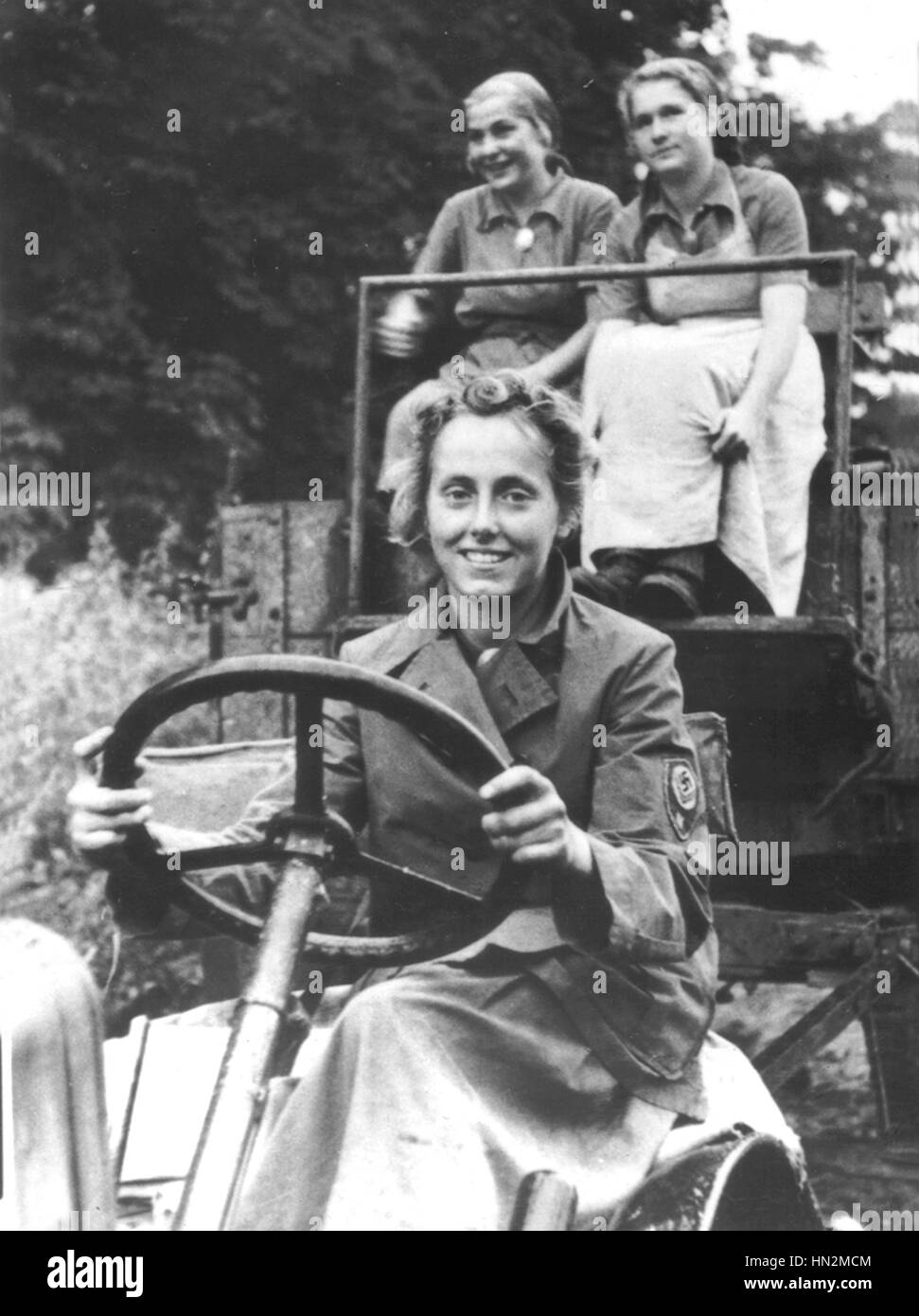 Frauen bei der Arbeit auf den Feldern zweiten Weltkrieg Deutschland - WarSecond Weltkrieg Stockfoto