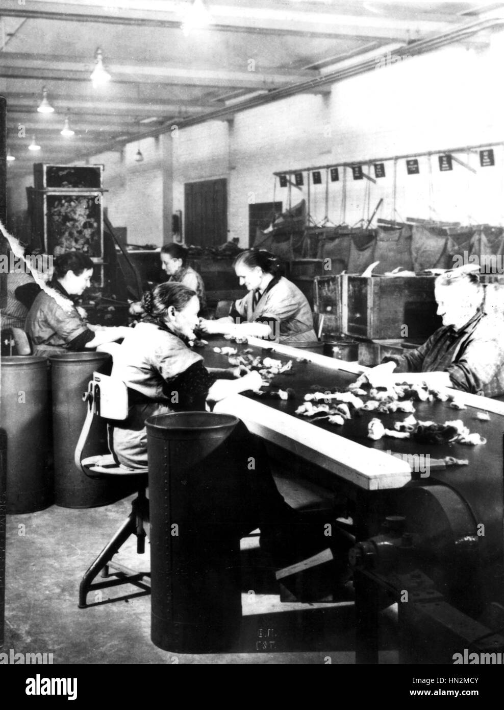 Ältere Frauen, die Arbeiten in Fabriken zweiten Weltkrieg Deutschland - Krieg Stockfoto