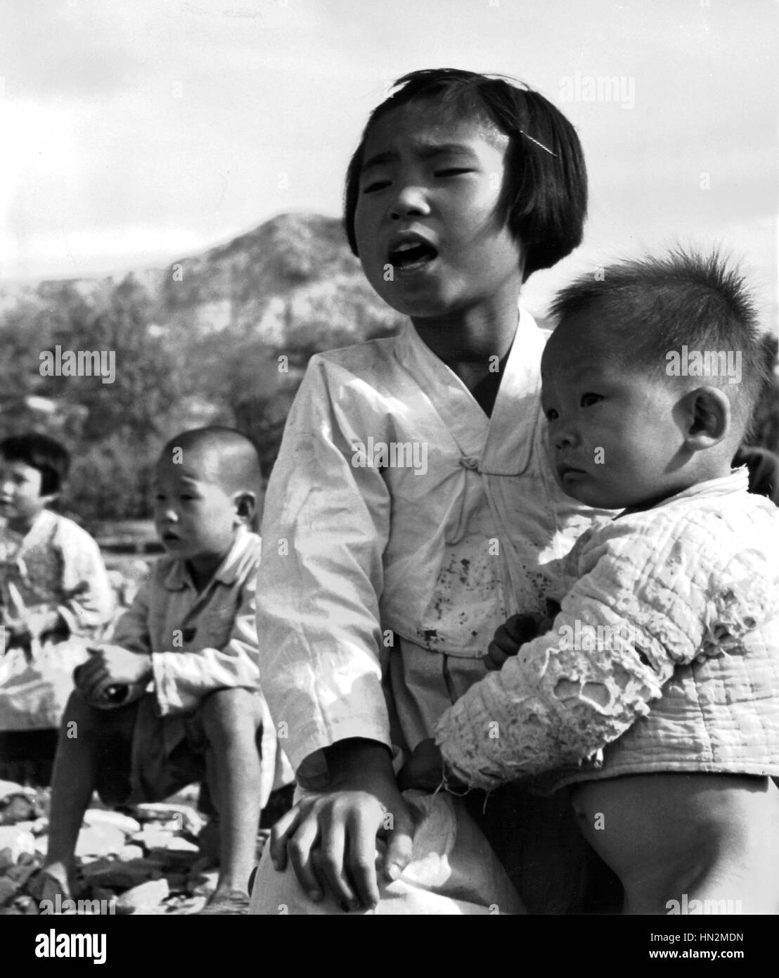 Korea-Krieg, junge Schülerin aus Evur Pyung-Dorf, wo Schule komplett während des Krieges zerstört wurde. 1950-Koreanischer Krieg National Archives - Washington Stockfoto