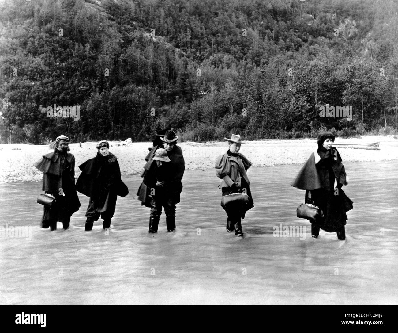 Der Goldrausch: In Alaska, Schauspielerinnen auf dem Weg zum Klondike und überqueren den Fluss Dyea 1898-USA Stockfoto