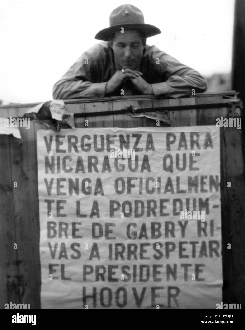 Amerikanischer Soldat oben ein Schild in Nicaragua, während Präsident Hoover besuchen 1928 Nicaragua Washington,D.C., National Archives Stockfoto