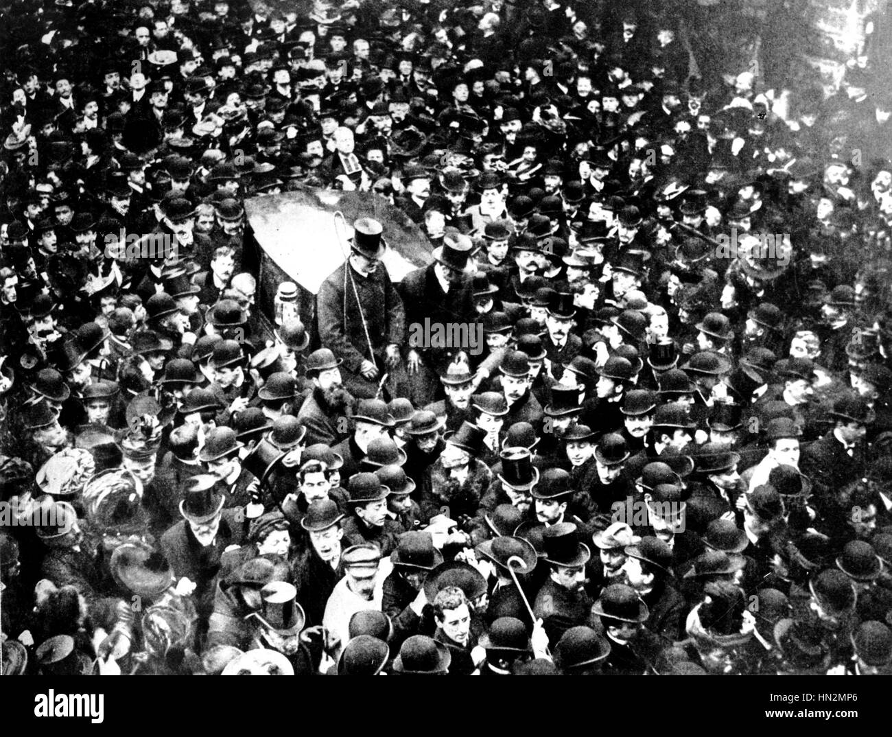 Trennung von Kirche und Staat: Faithfuls Begleitung der kardinalen Richard zu seiner neuen Heimat, Babylone Straße 1906 Frankreich Stockfoto