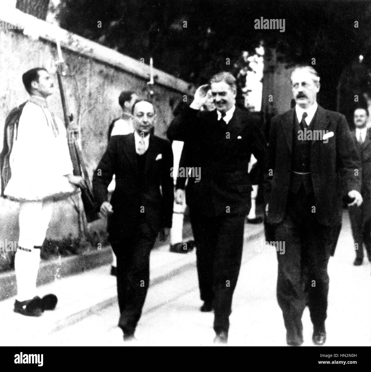 Befreiung Griechenlands: Eden und Mac Millan im 20. Jahrhundert Athen, zweiten Weltkrieg Krieg National Archives, Washington Stockfoto